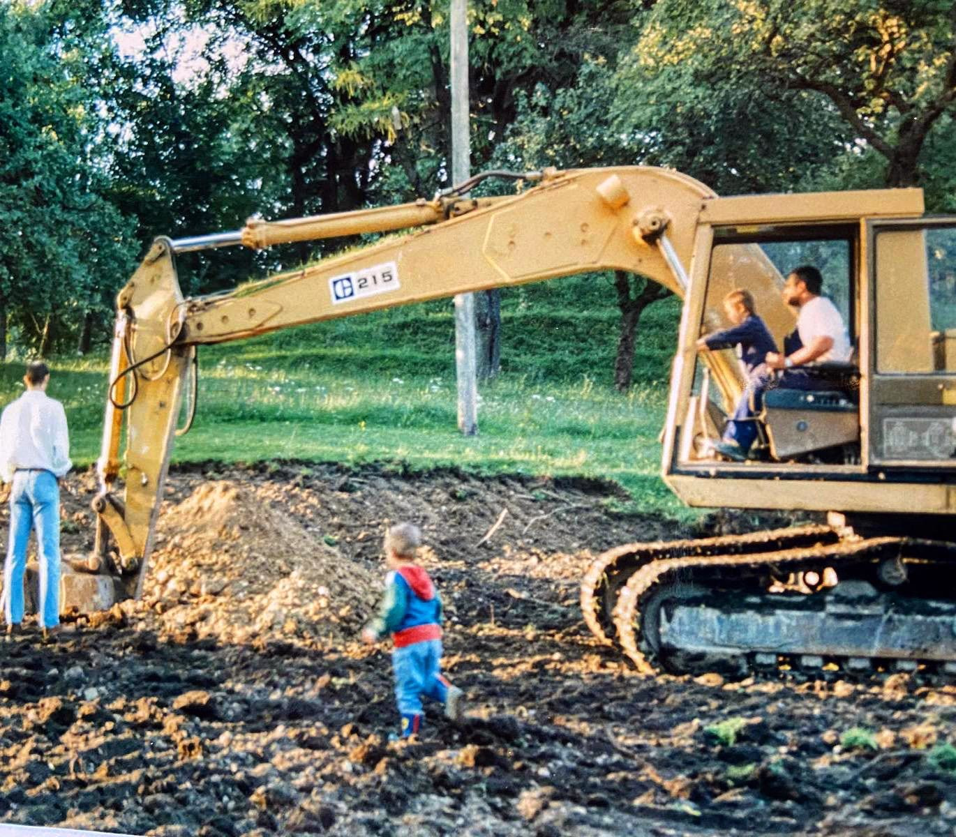 Vater Robert mit Sohn Felix auf der Baustelle