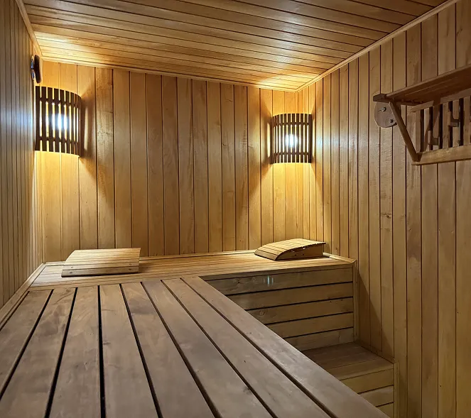 Фотографія кабінки бані із включеним світлом у Harmony Cottage