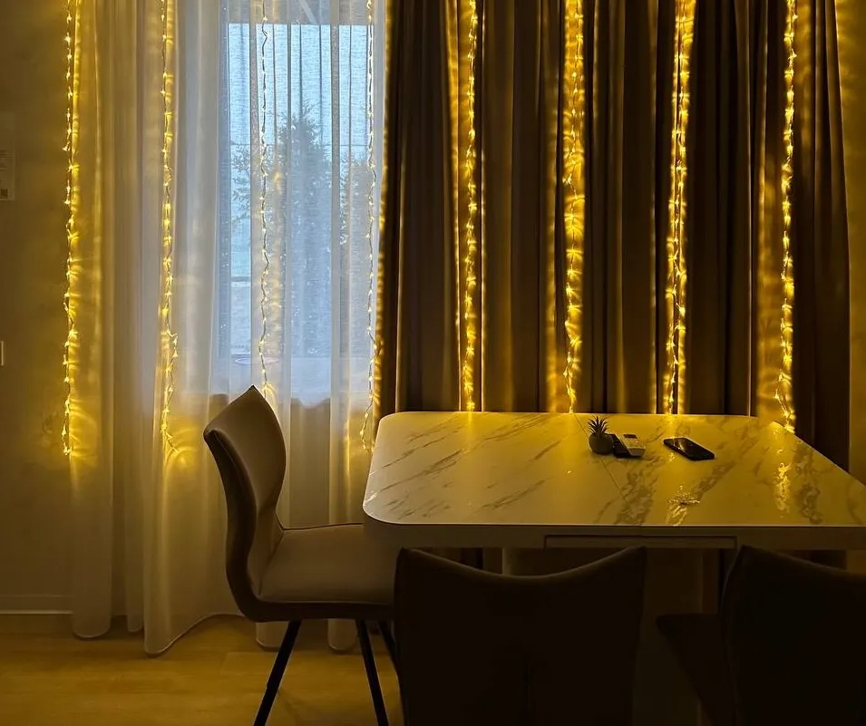Столик на кухні у комплексі Harmony Cottage