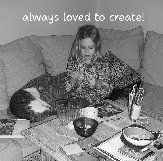 Catarina beim Zeichnen als Kind. Auf dem Bild steht "I always loved to create!"