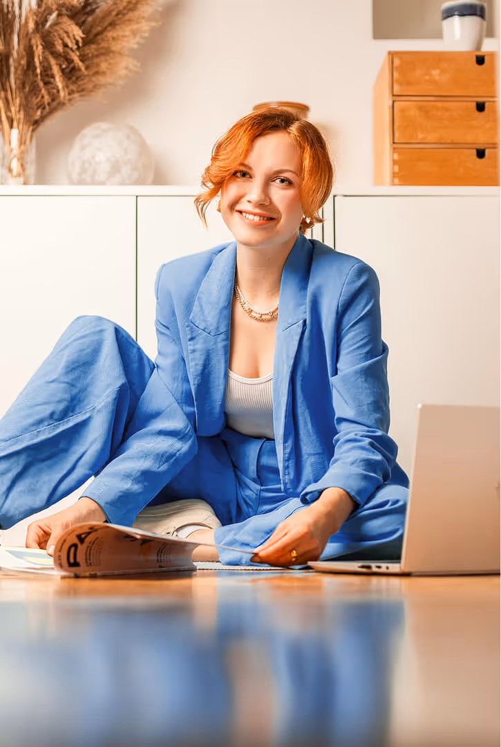Catarina sitzt im Business Look vor der Kamera