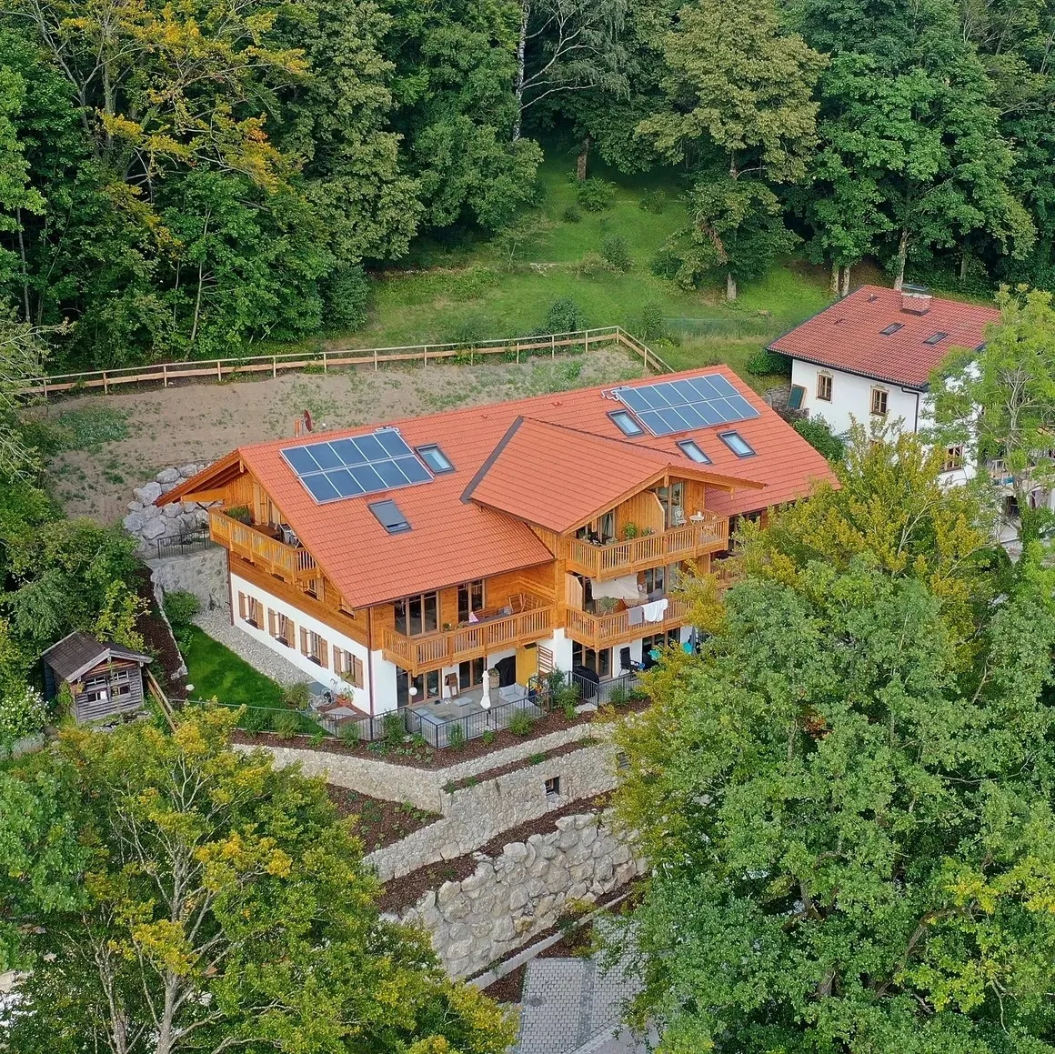 Ansicht der Miesbacher Immobilie aus der Vogelperspektive