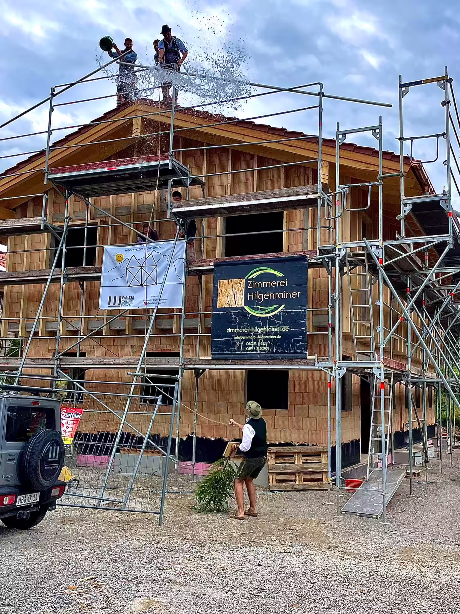 Bierdusche vom Dach des Hauses