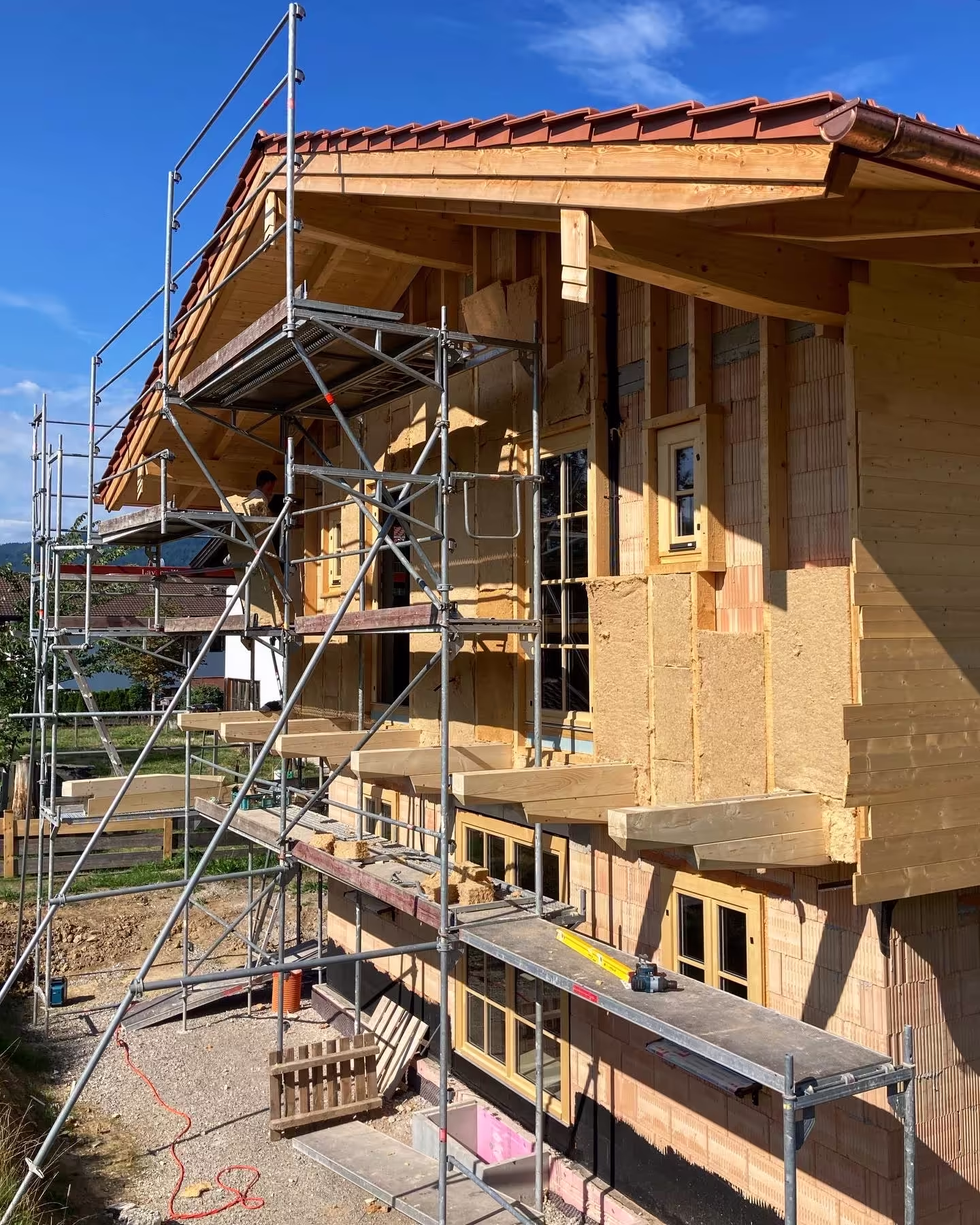 Frontansicht des Gerüsts am Haus