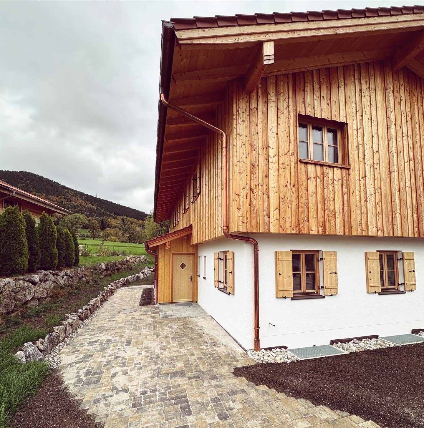 Seiteneingang der Immobilie in Hundham