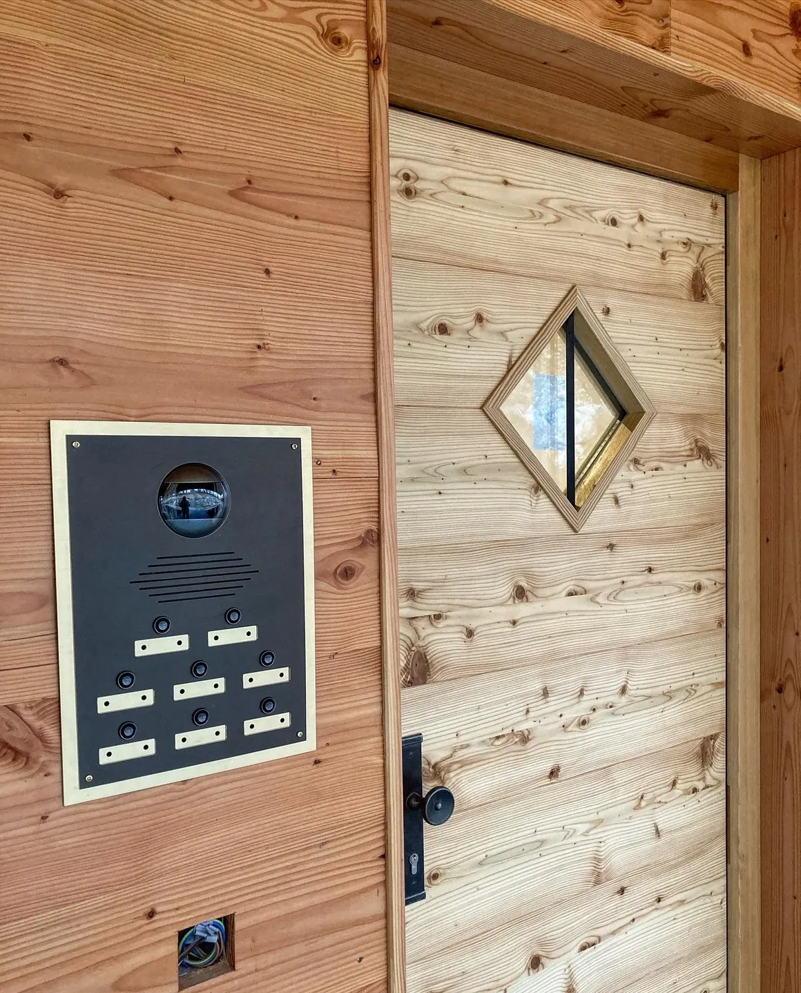 Klingel am Eingang des Gebäudes