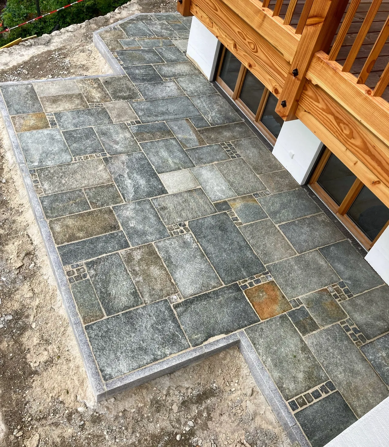 Blick auf die Terrasse mit verschiedenen Steinen