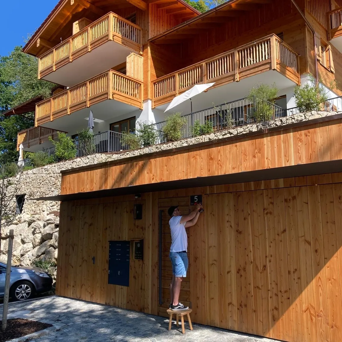 Hausnummer wird am Schild befestigt von Felix Walter