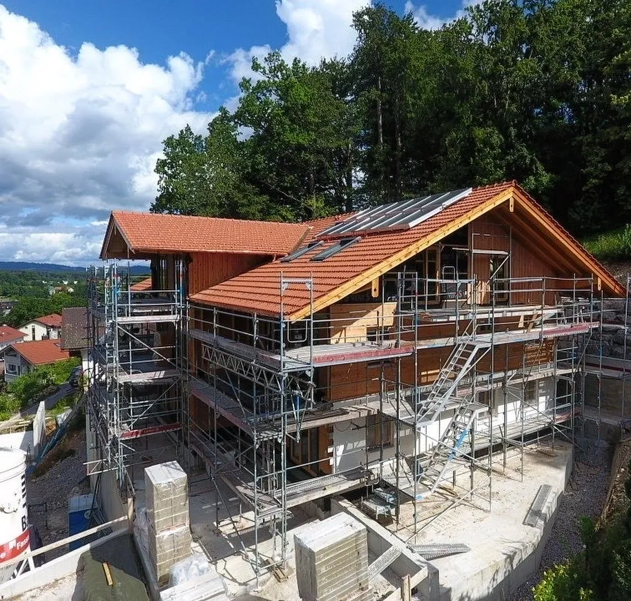 Haus in Miesbach überblickt untenliegende Häuser