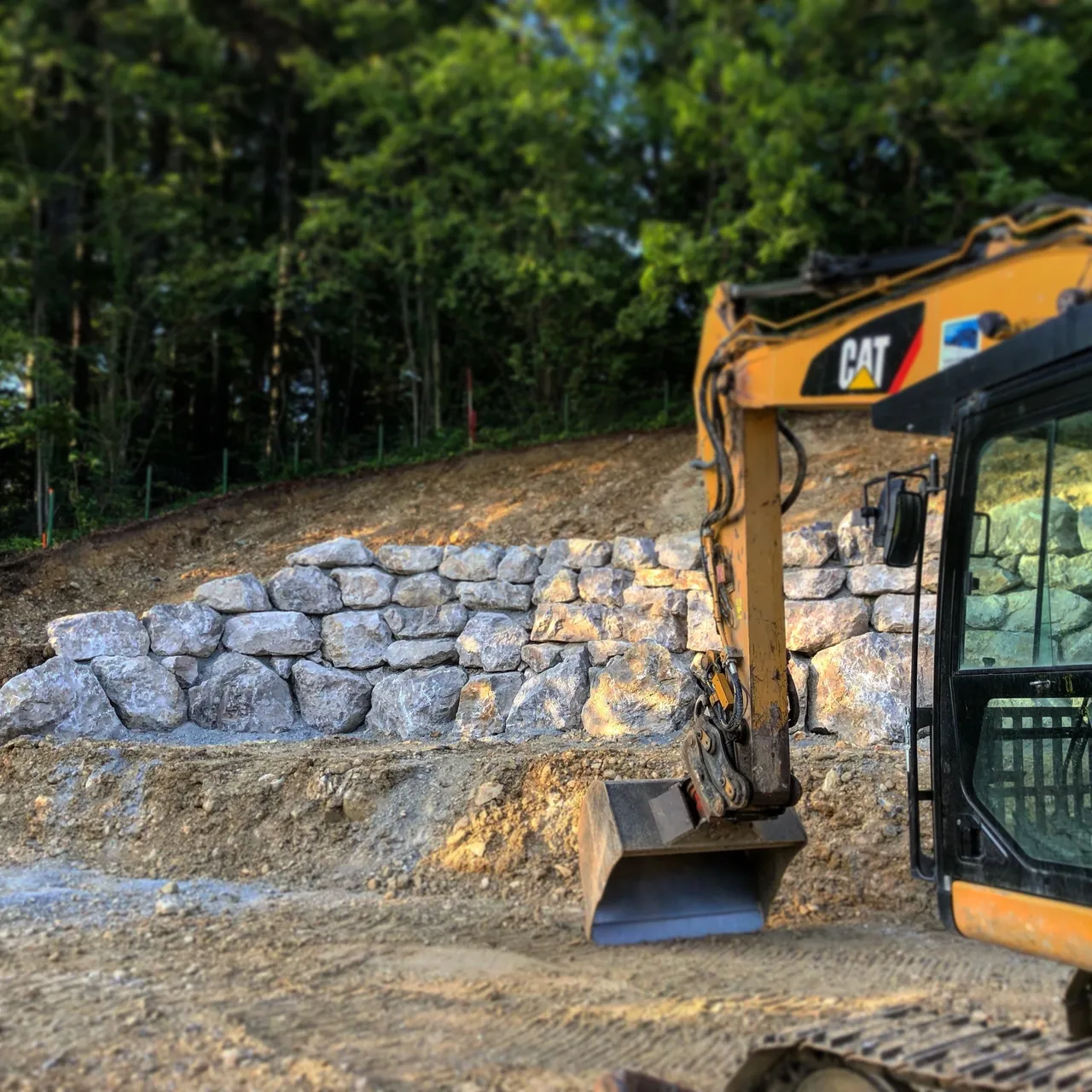 Bagger gräbt in der Erde
