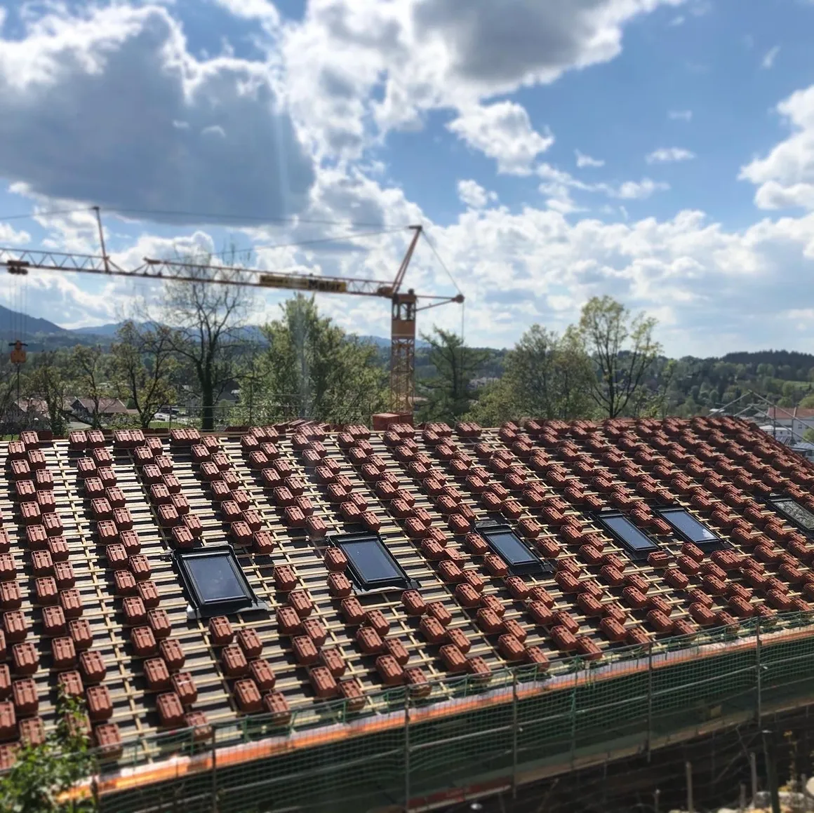 Die Dachfenster des Hauses an einem sonnigen Tag