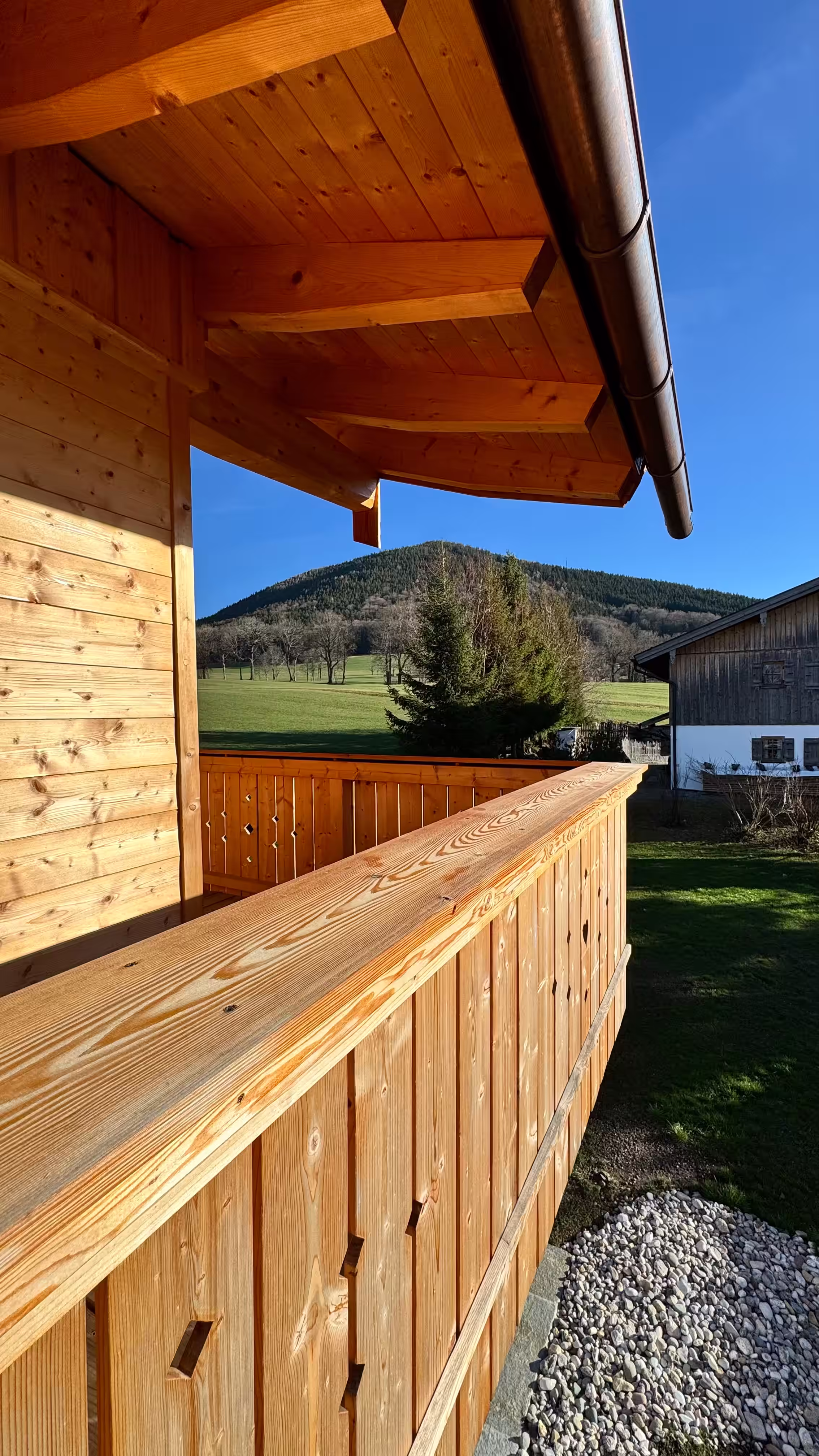 Holzbalkon des Hauses in Hundham