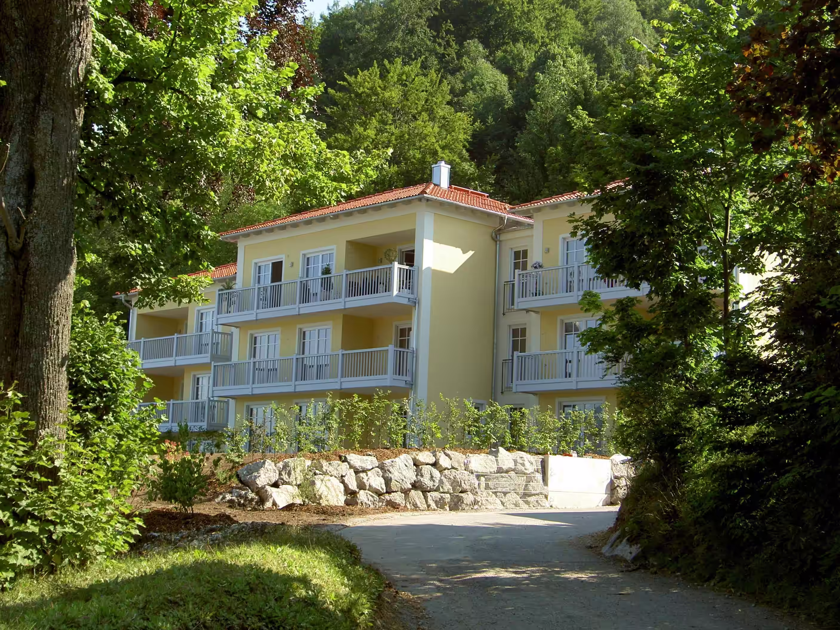 Blick auf ein Haus am Tegernsee