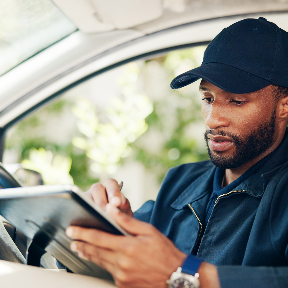 delivery driver using tablet tablet 