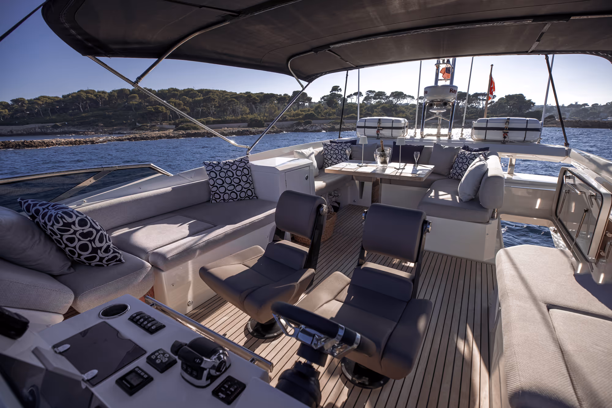 Prestige 680 Motor yacht flybridge