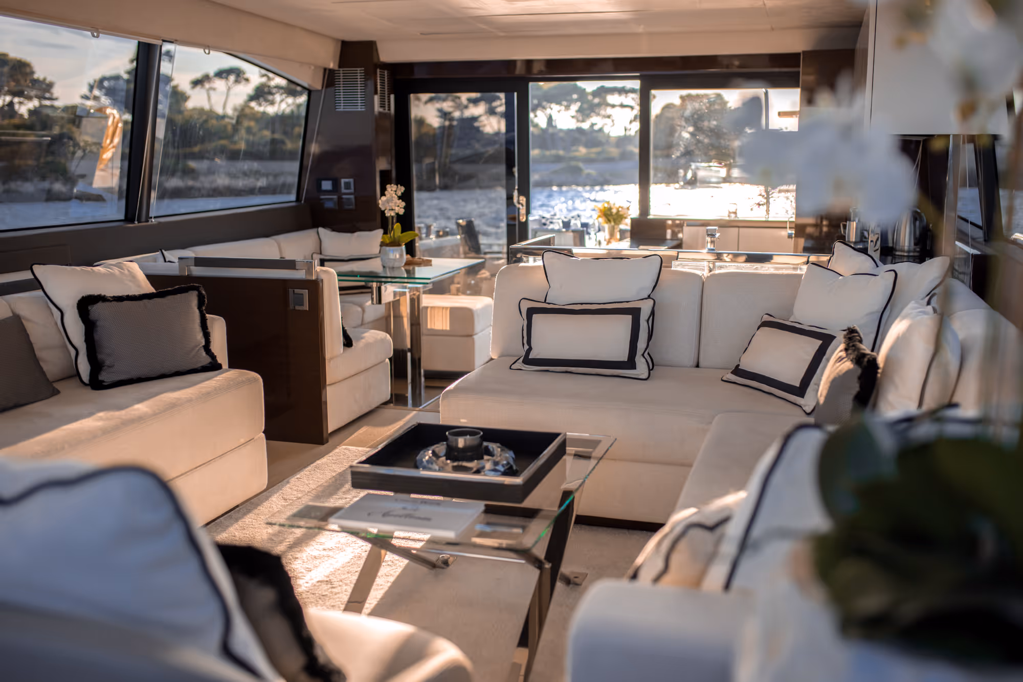 Prestige 680 Motor yacht saloon with panoramic windows