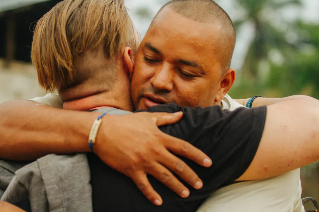 Darwin Suazo embrace