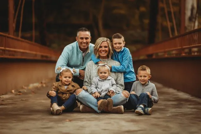 Hudson family photo - mom, dad, and four kids