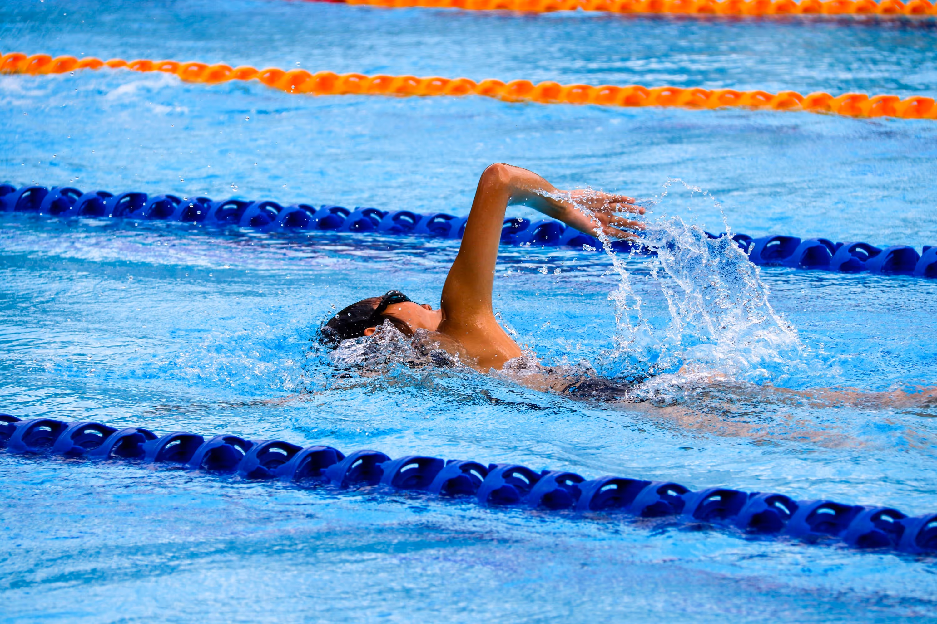 Swimmer doing frontstroke in a pool.