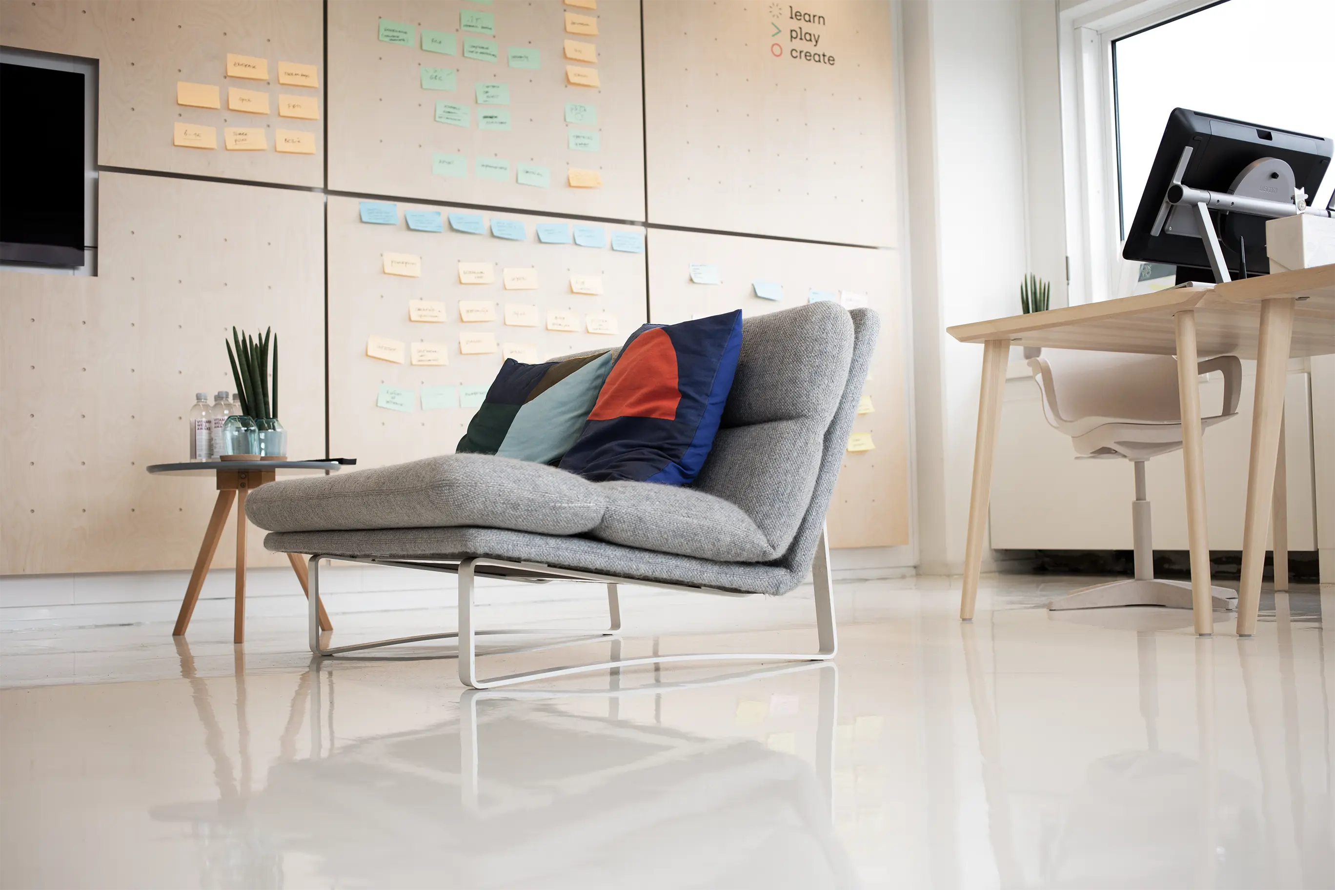 Interieur van studioplay® in Amsterdam, creatieve werkruimte met moderne inrichting en brainstormwand voor branding en designprojecten.