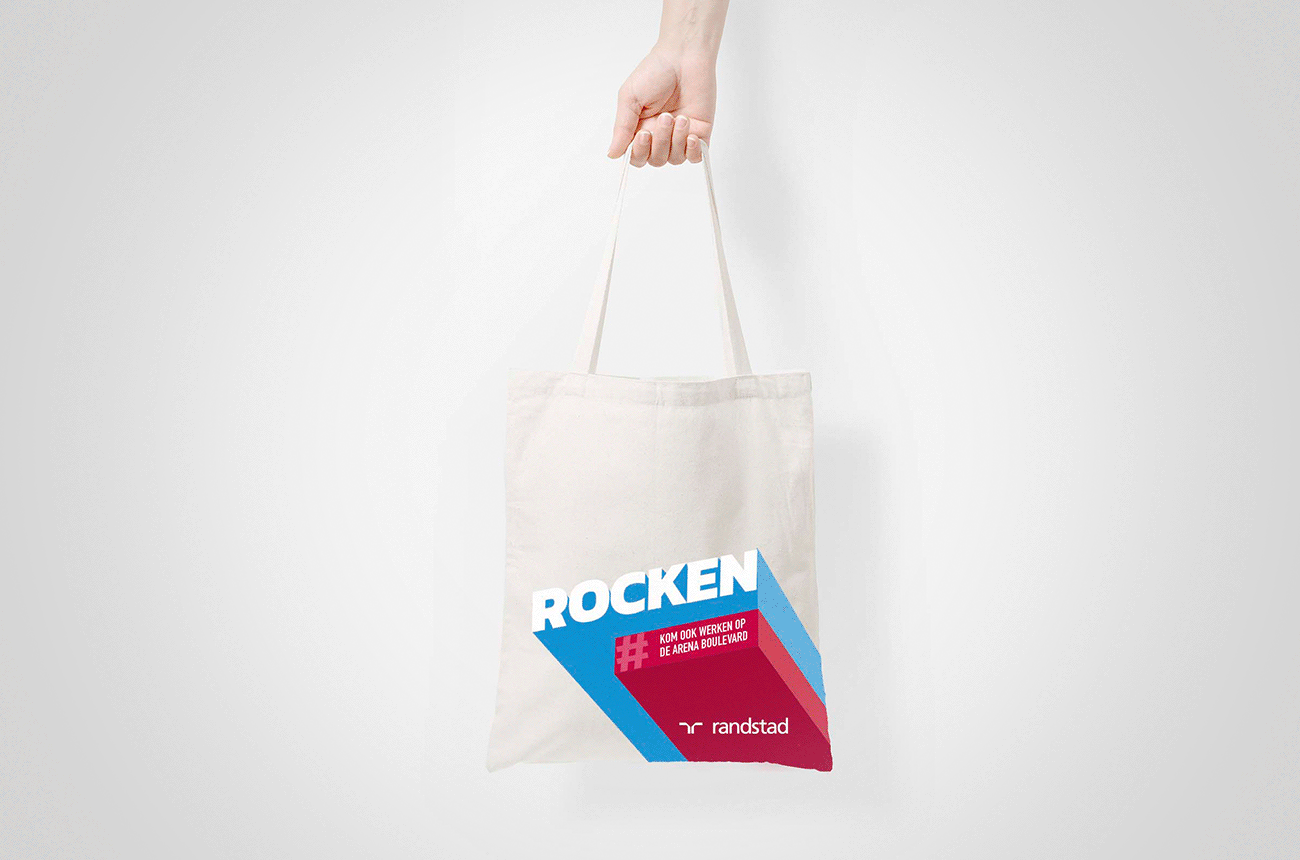 Witte totebag bedrukt met felgekleurde campagne-visuals uit de personeelswervingscampagne van Studioplay® en ZOGrace agency voor jong talent in Amsterdam Zuidoost.