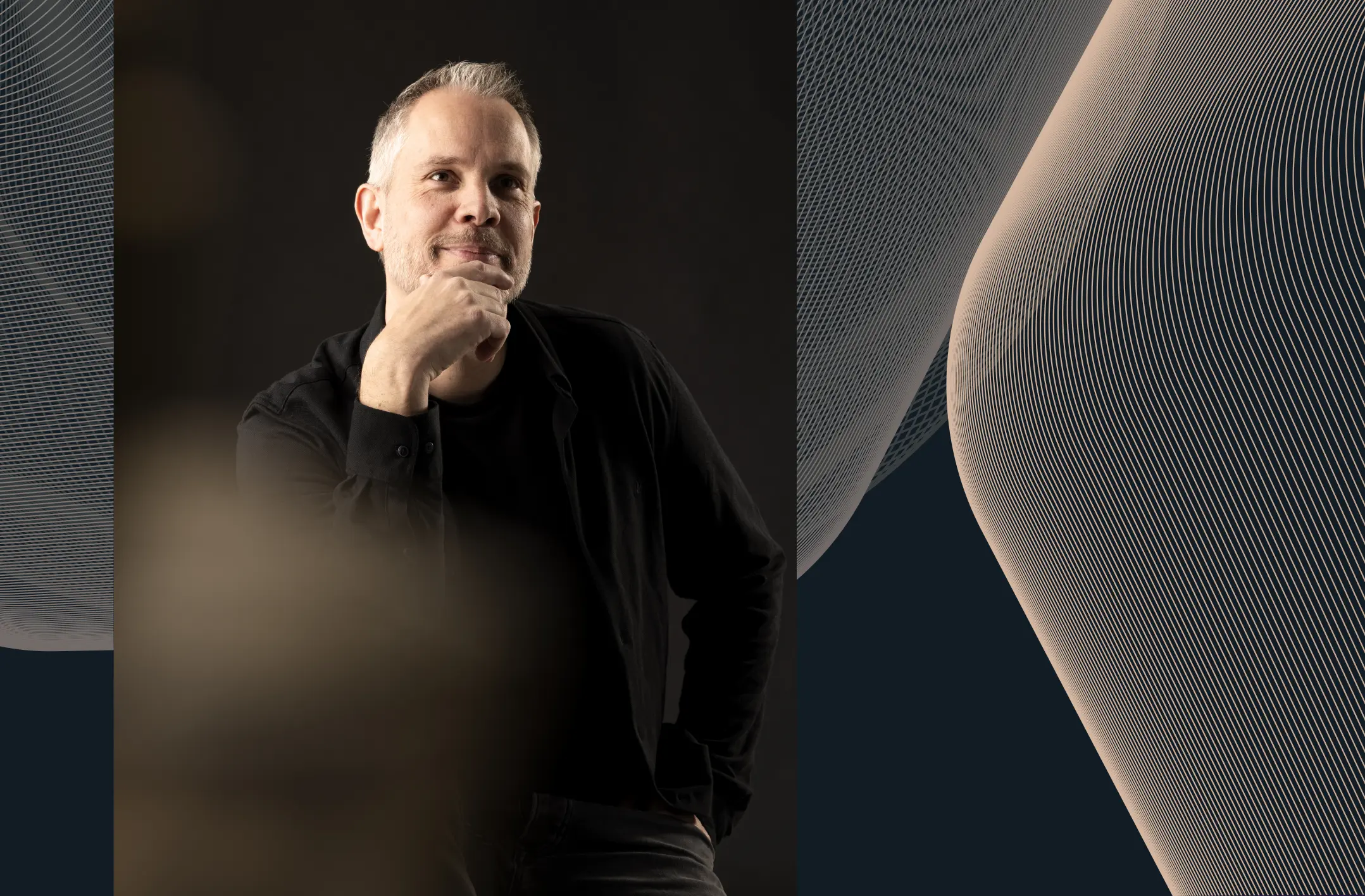 Laurence Tenbrink van Cairntec® gefotografeerd tegen een abstracte achtergrond, onderdeel van de visuele identiteit ontworpen door StudioPlay®.