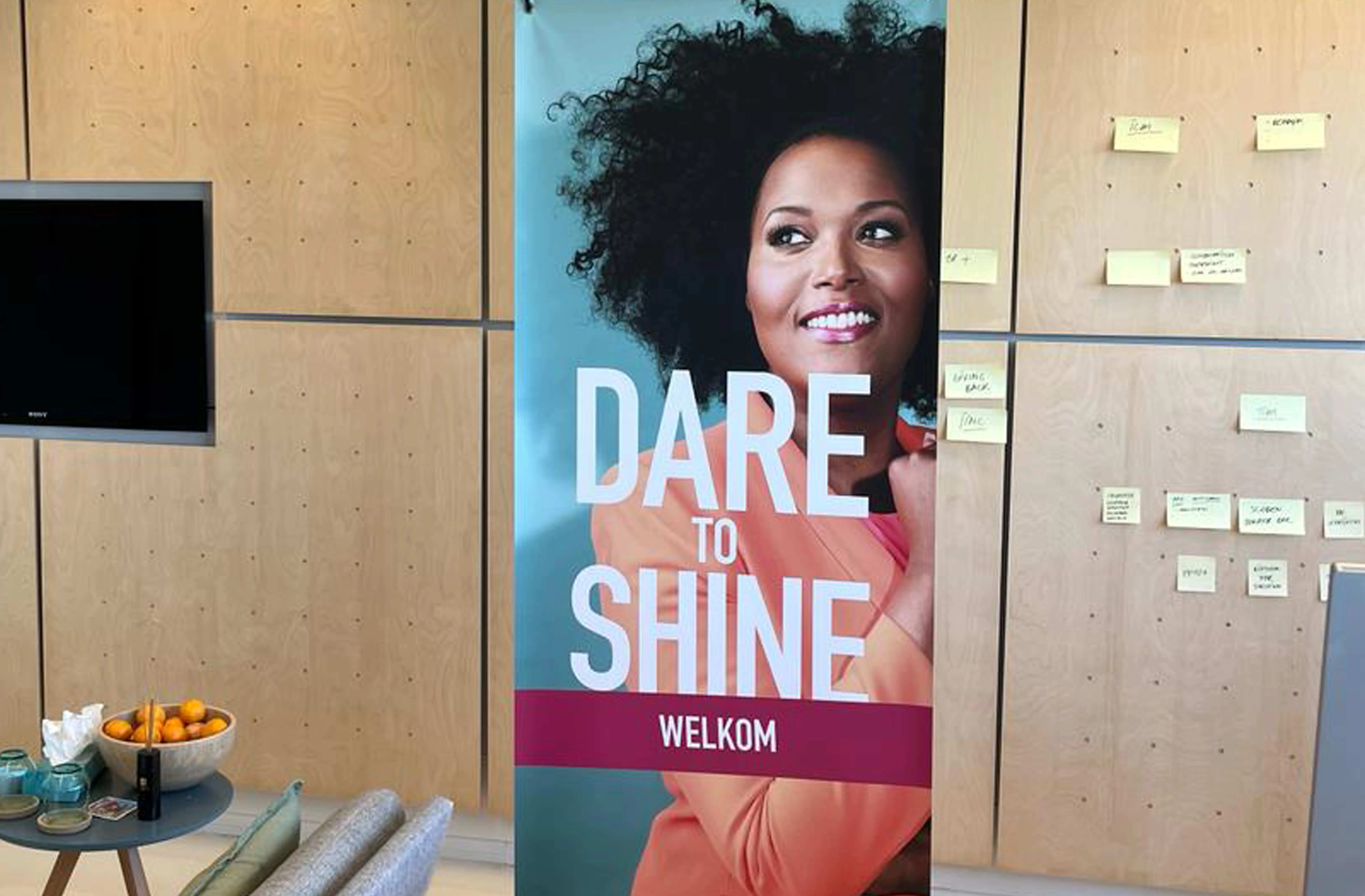 Visuele branding voor Pressplay Denice met een portret en de tekst “Dare to Shine” over een grafisch element.
