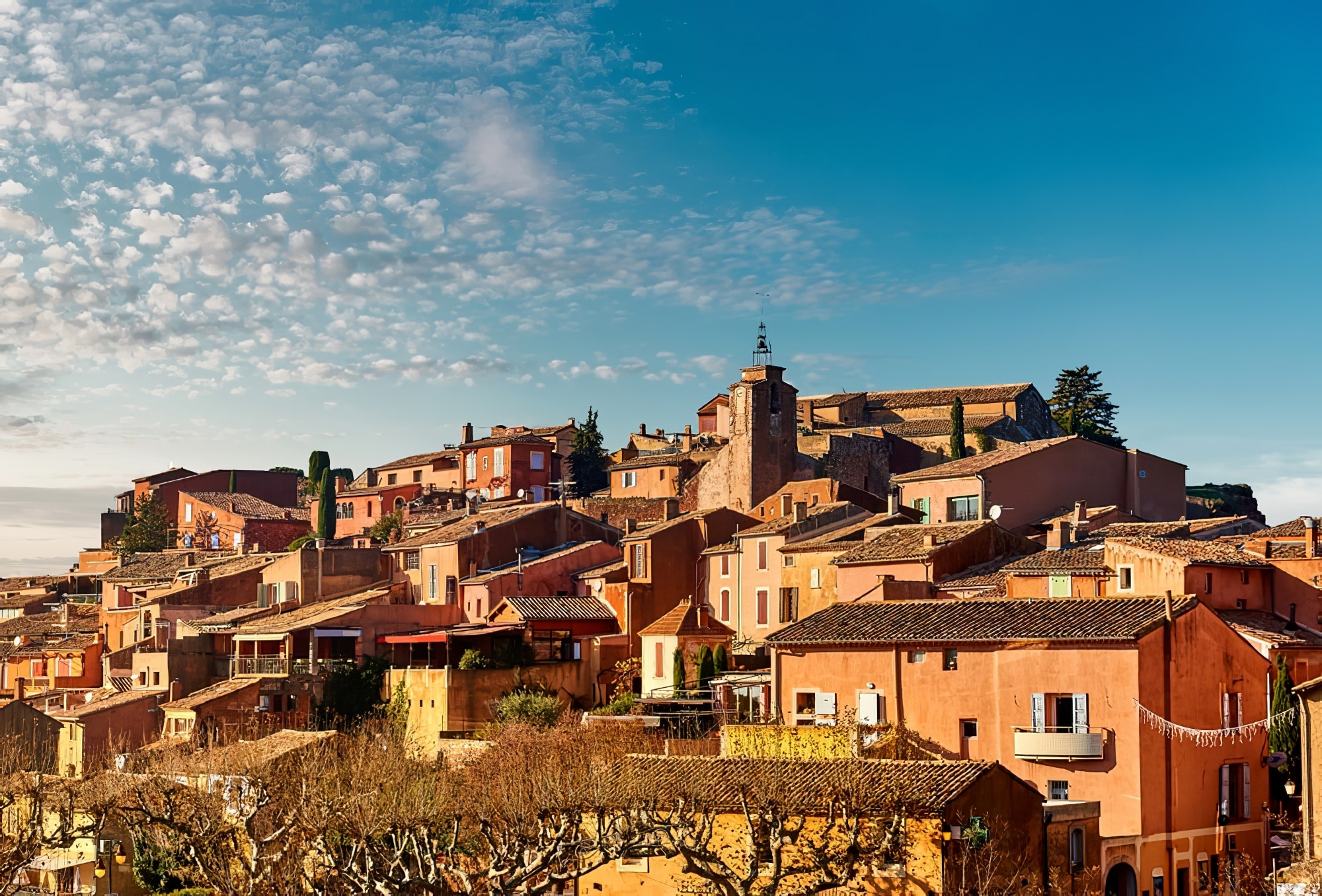 Le village de Roussillon, l'un des villages du Luberon où se tiennent des événements