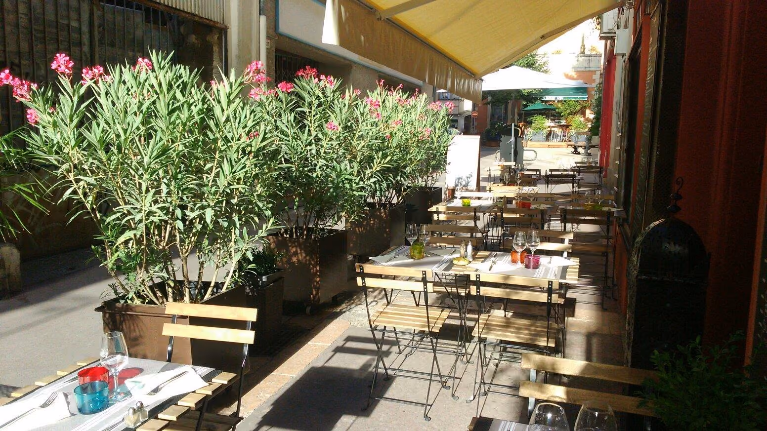 Terrasse ombragée et pâtisseries dans un village du Luberon