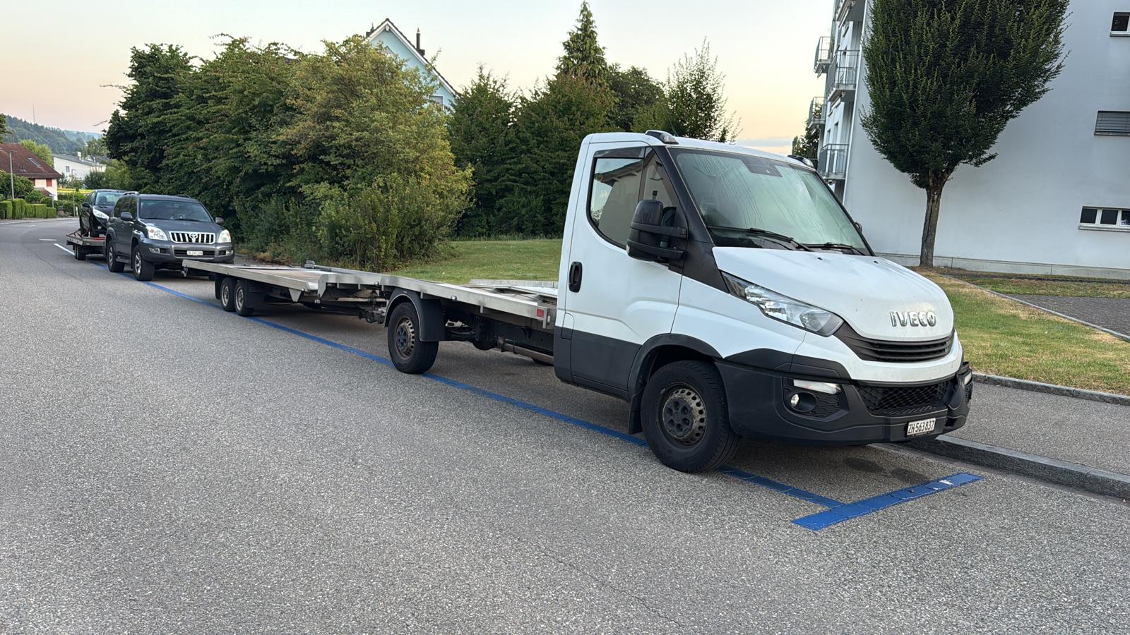 Autotransporter mit SUV auf Anhänger in Winterthur