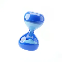 Reloj de arena azul transparente con arena azul clara en su interior.