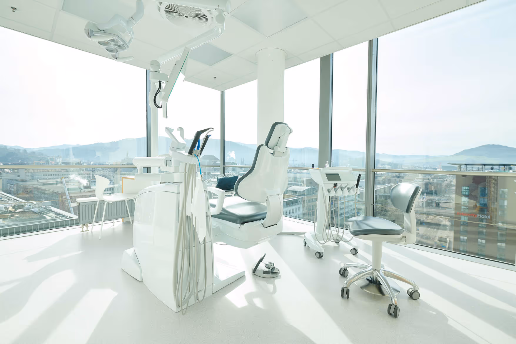 Behandlungszimmer bei Zahnarztpraxis in Freiburg