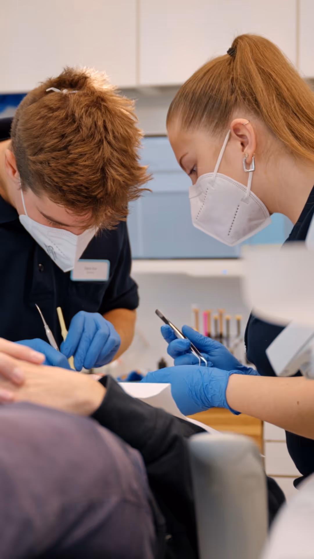 Zahnarzt und ZFA bei der Implantatbehandlung