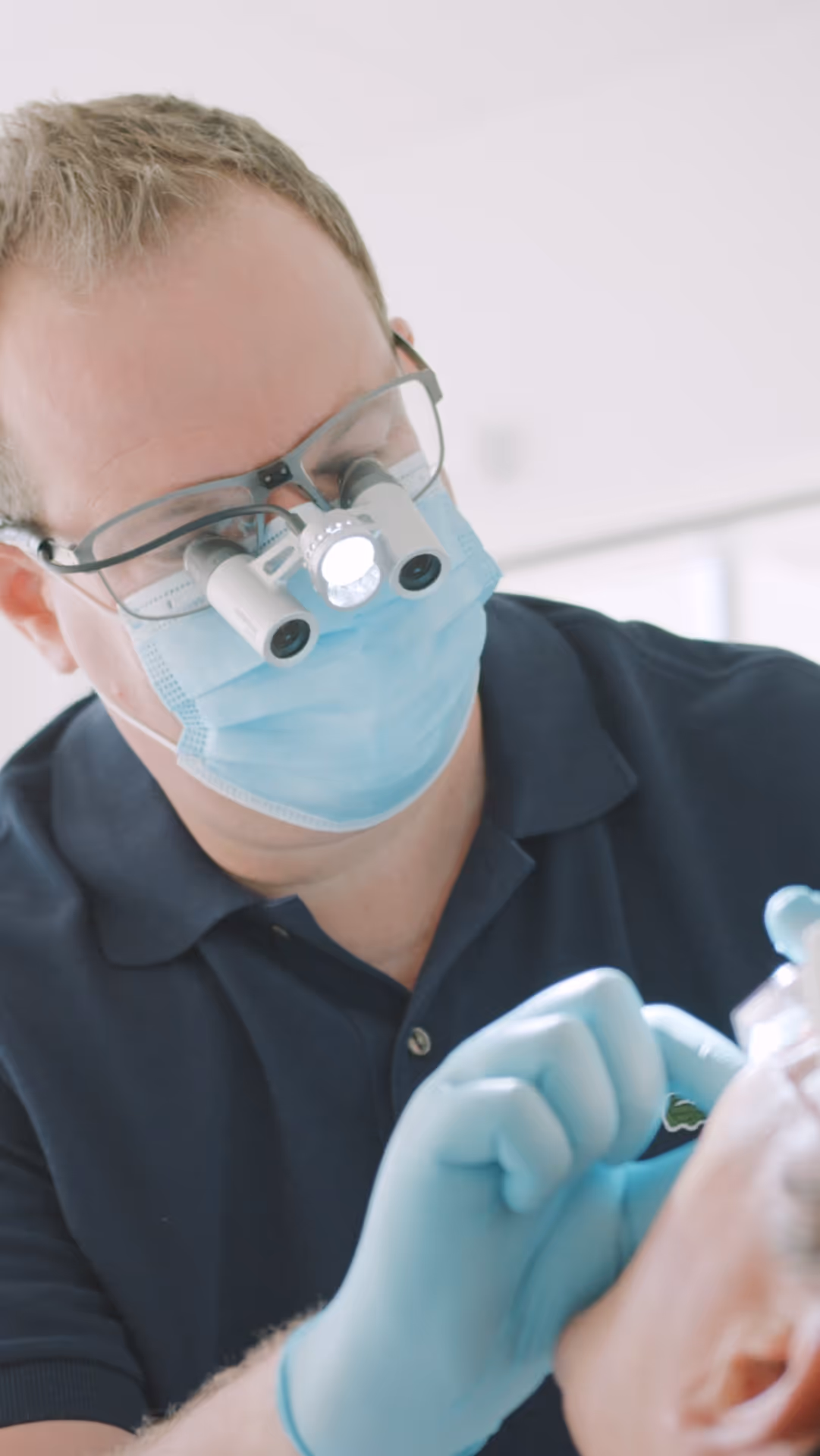 Behandler kontrolliert den Mund des Testimonials