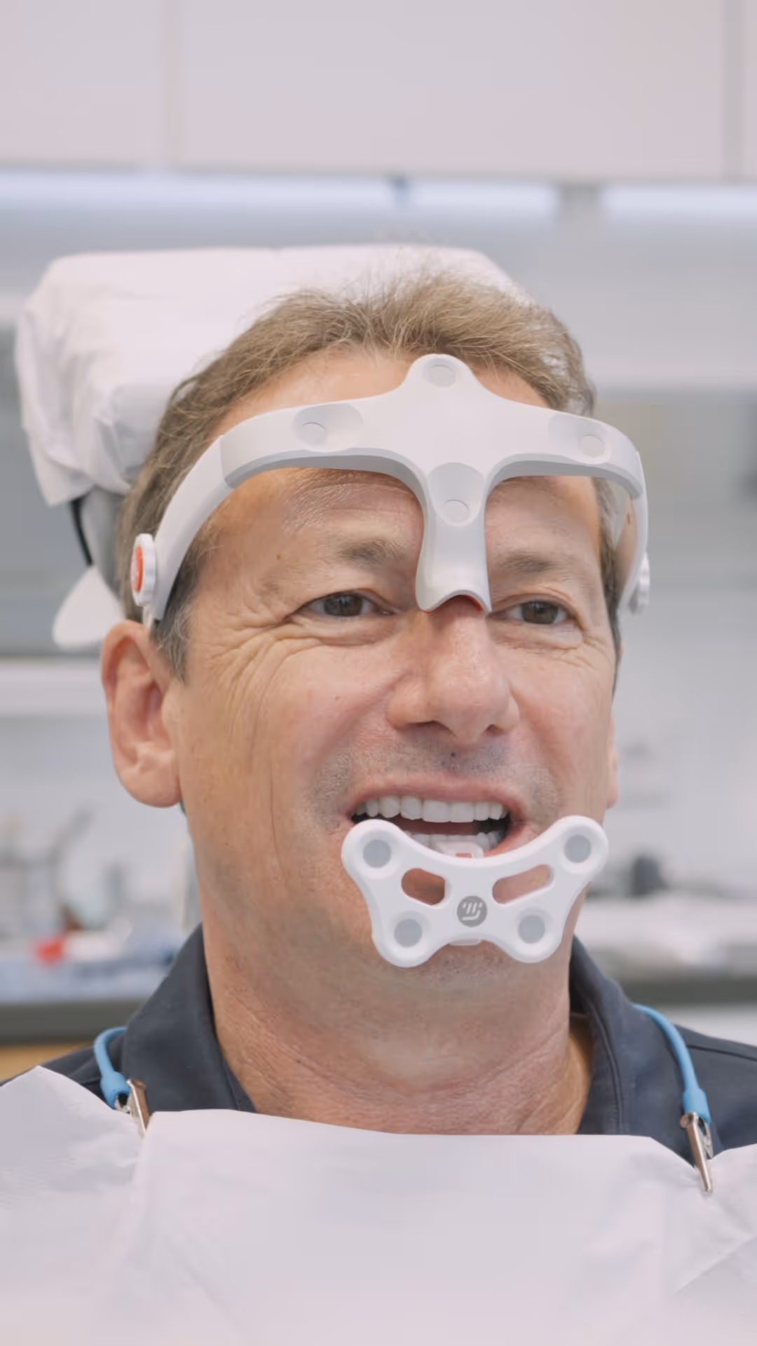 Testimonial führt Kieferbewegungsmessung durch