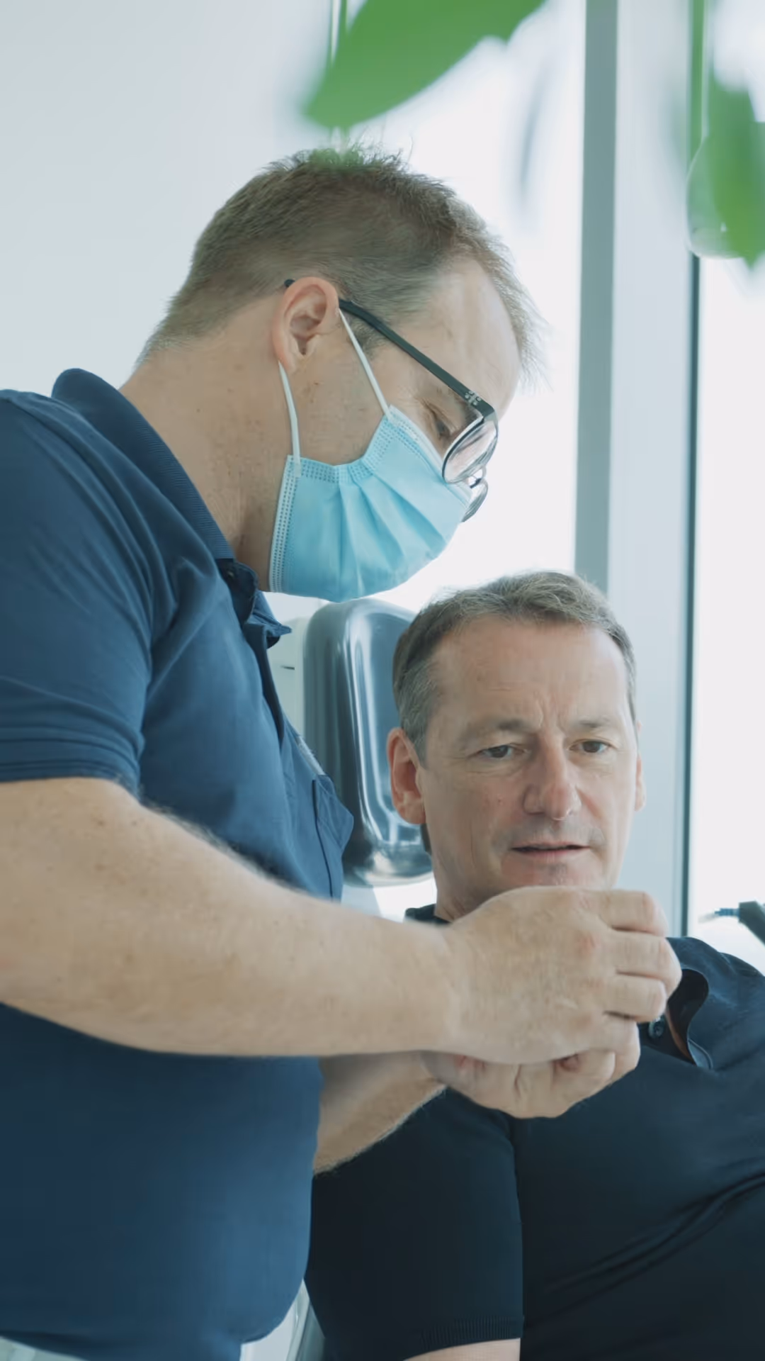 Behandler erkärt die Funktion von Veneers