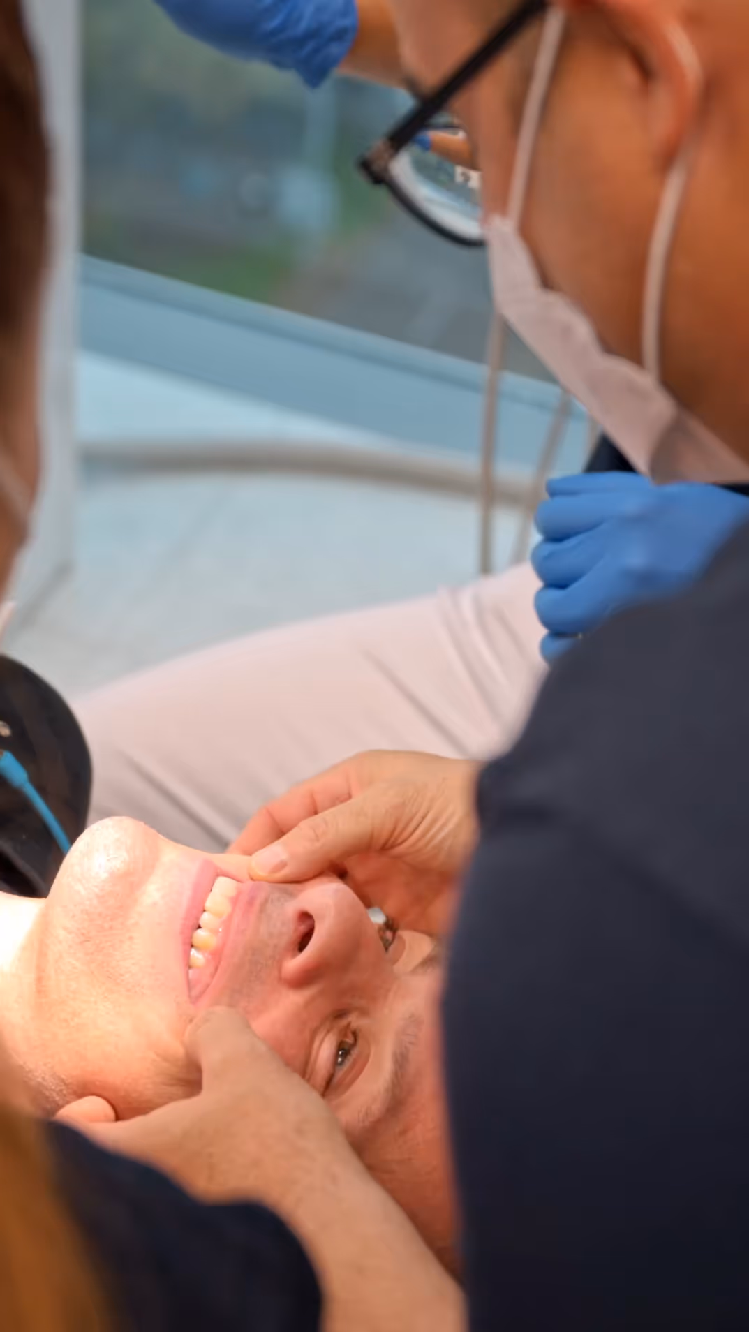 Behandler kontrolliert die Zähne des Testimonials