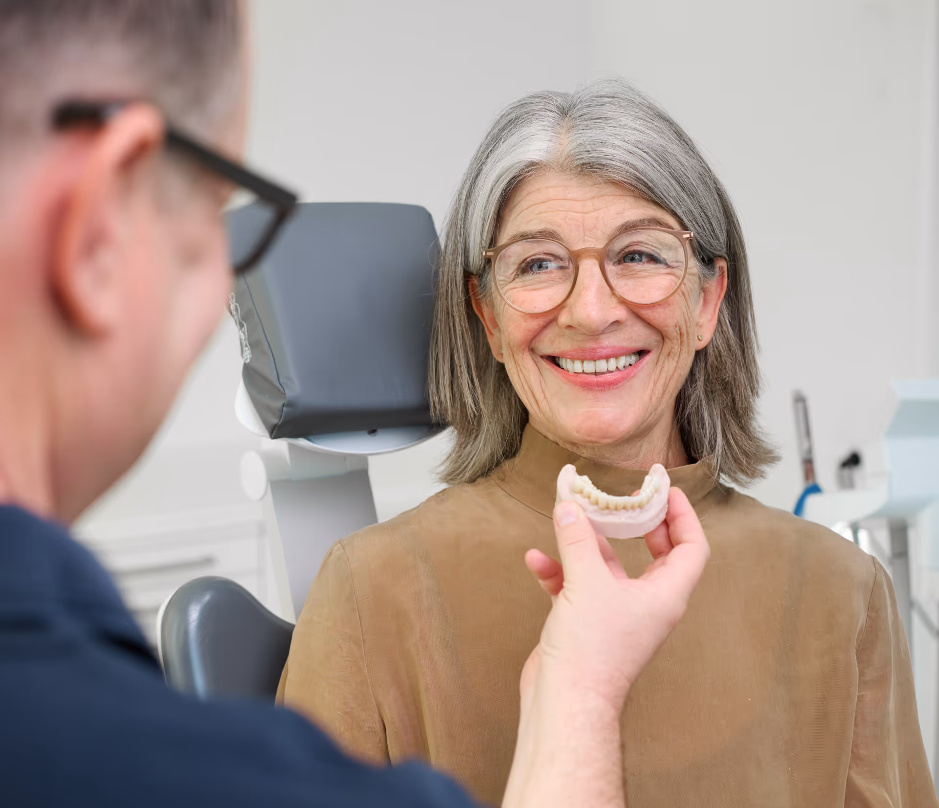 Ein neues Lächeln mit hochwertigem Zahnersatz von dentprevent