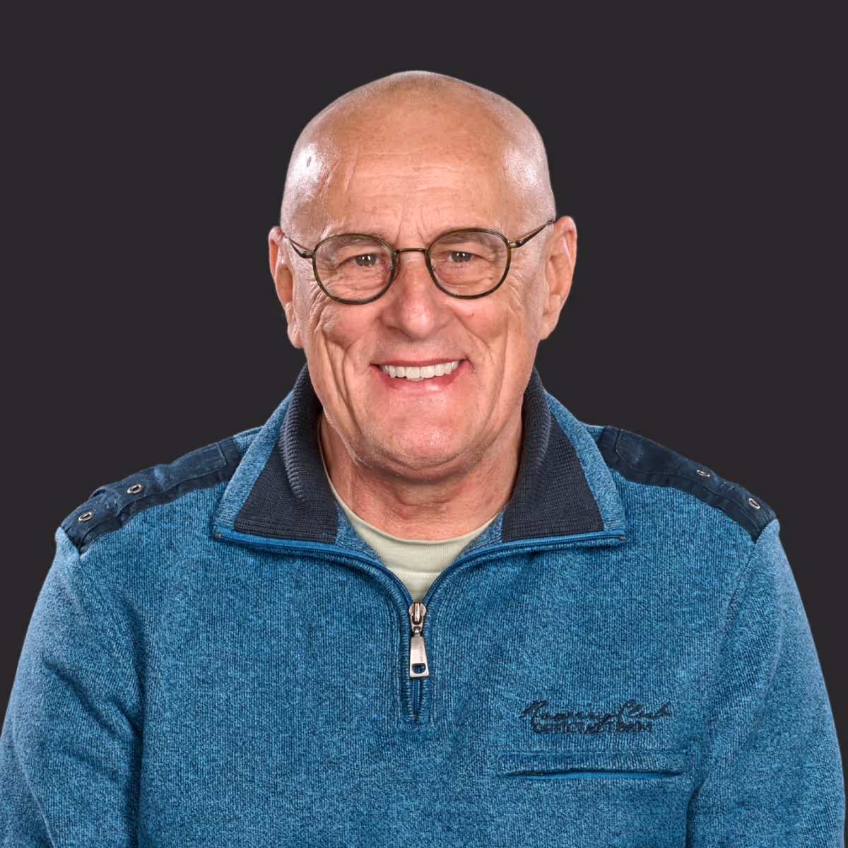 Patientenstory dentprevent - Mann mit Brille