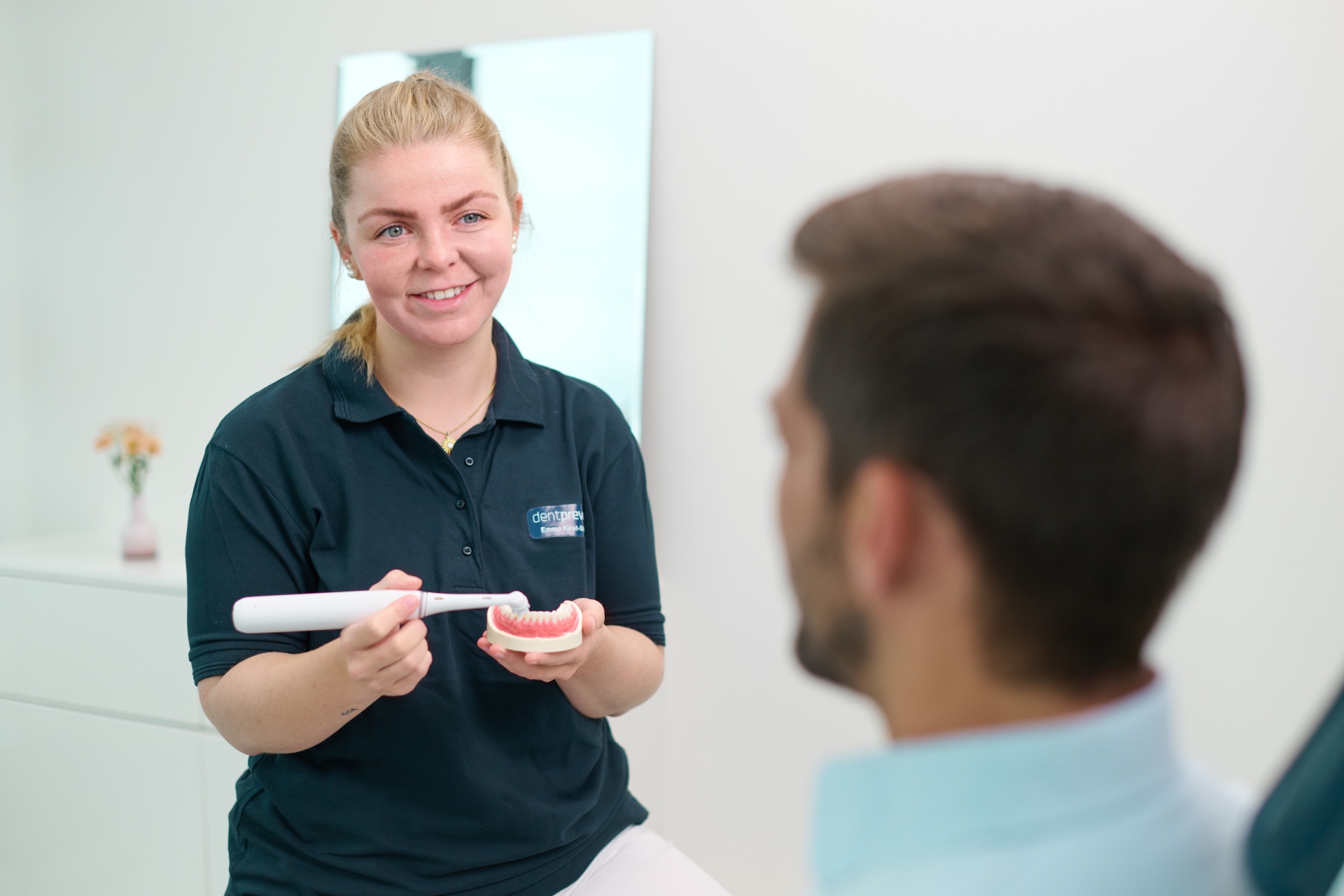 Aufklärung zu Zahnstein durch Dentalhygienikerin 