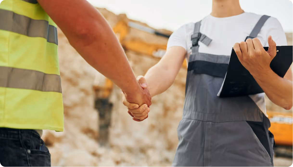 Photographie de deux hommes sur un chantier.