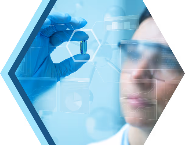 Eine Hand hält ein kleines Fläschchen vor einer Digitalanzeige mit wissenschaftlichen Symbolen und Datendiagrammen in einem blauen sechseckigen Rahmen.