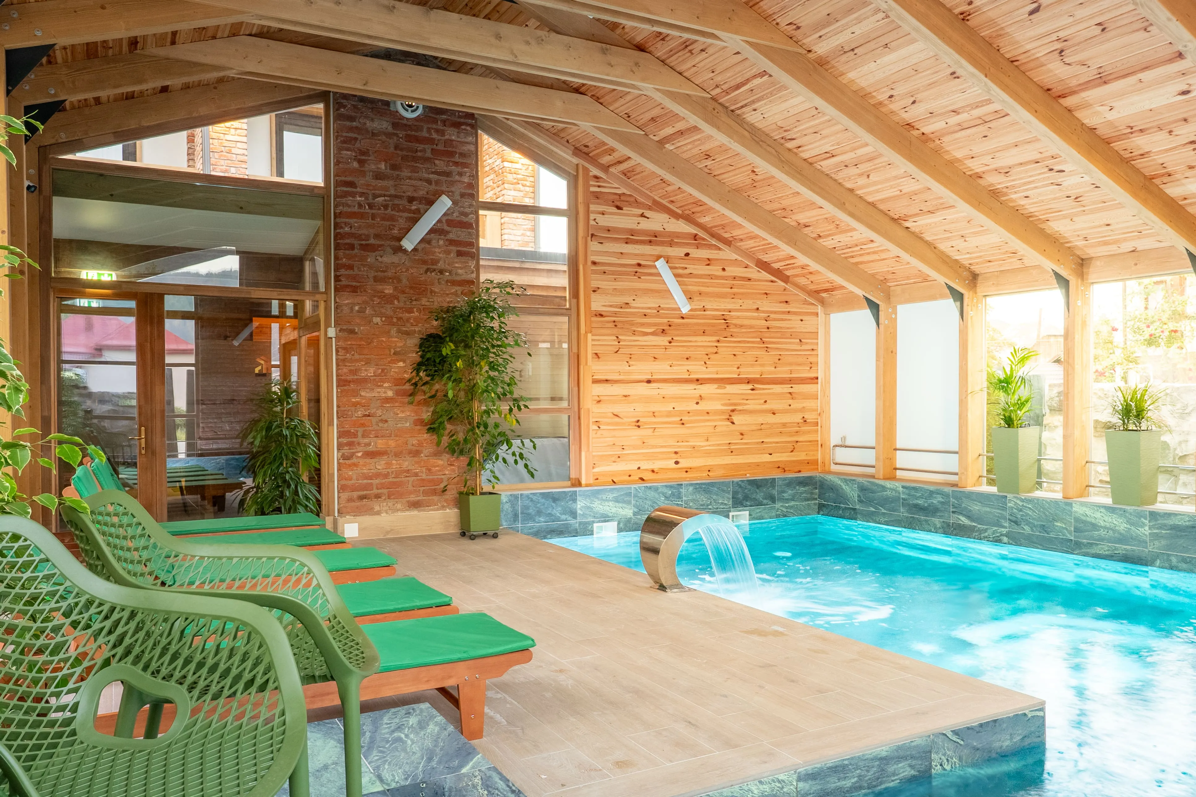 piscina interioara din hotel