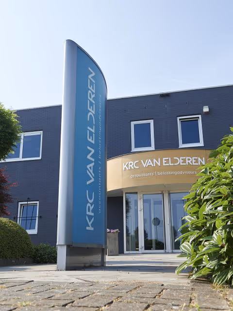 Gebouw van KRC VAN ELDEREN met blauwe zuil en gevelbord, kantoor voor accountants en belastingadviseurs.