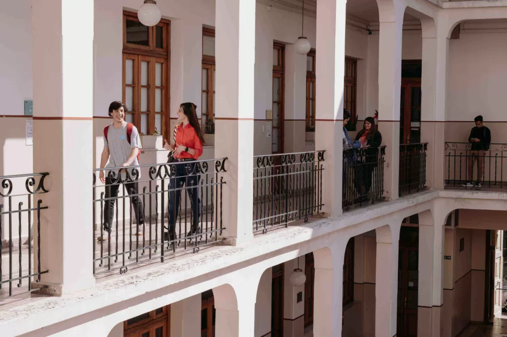 Students on campus in the Trejo Building at the Universidad Católica de Córdoba