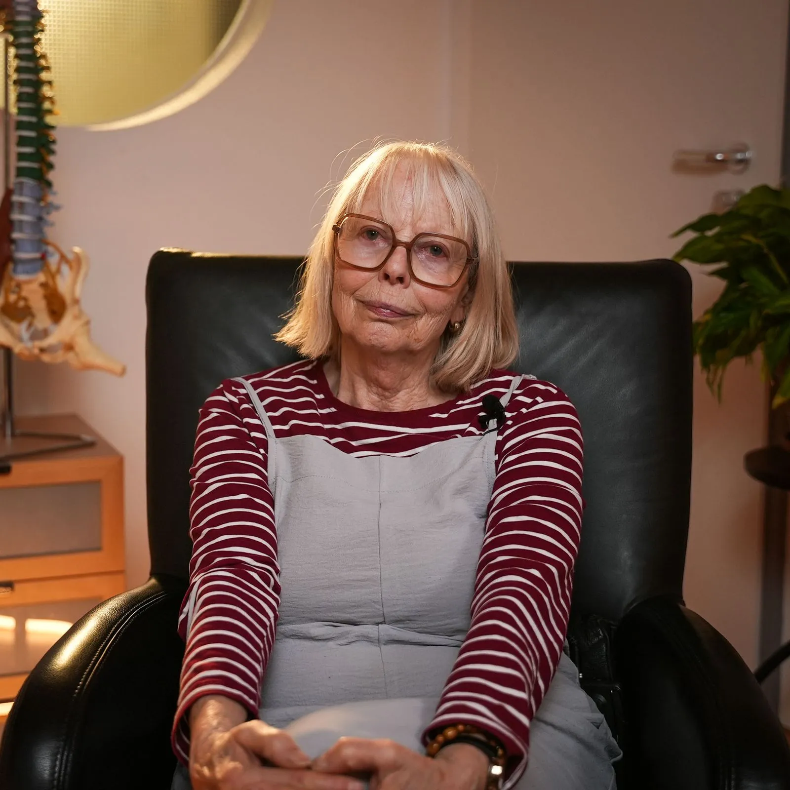 Alte Frau, die von Ihren Erfahrungen mit Medizinischem Cannabis berichtet.