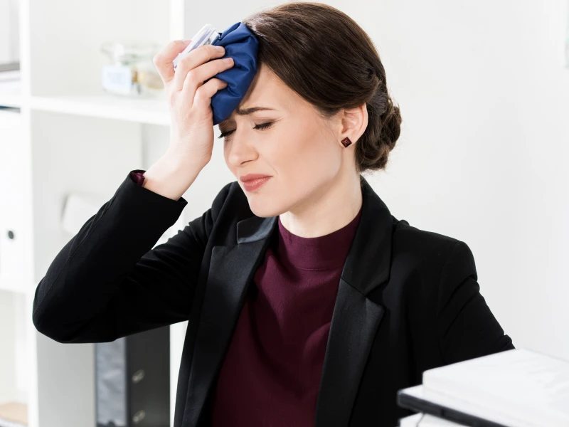 Hormonell bedingte Kopfschmerzen verstehen – Östrogenschwankungen, Lebensphasen und Möglichkeiten zur Linderung