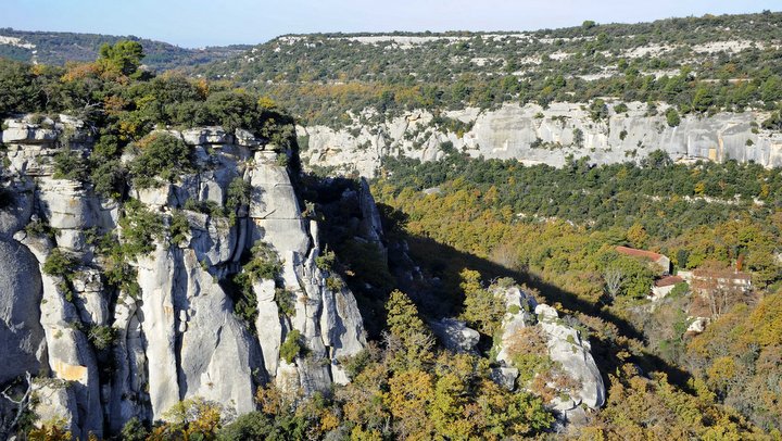 Vallon de l'Aiguebrun : randonnée à Buoux, falaises, rivière