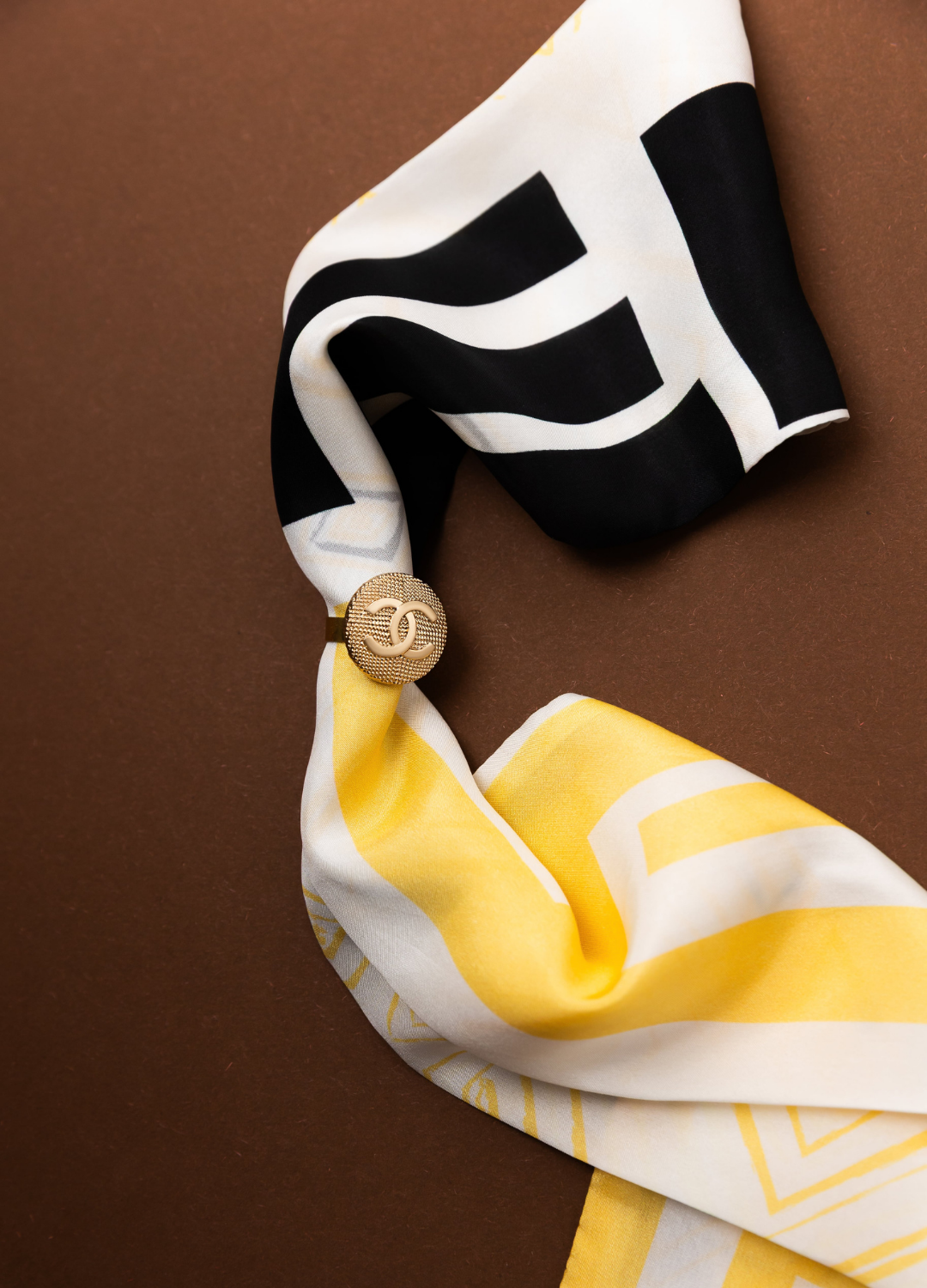 FOULARD EN SOIE MOTIF JAUNE ET NOIR PASSE DANS UNE BAGUE