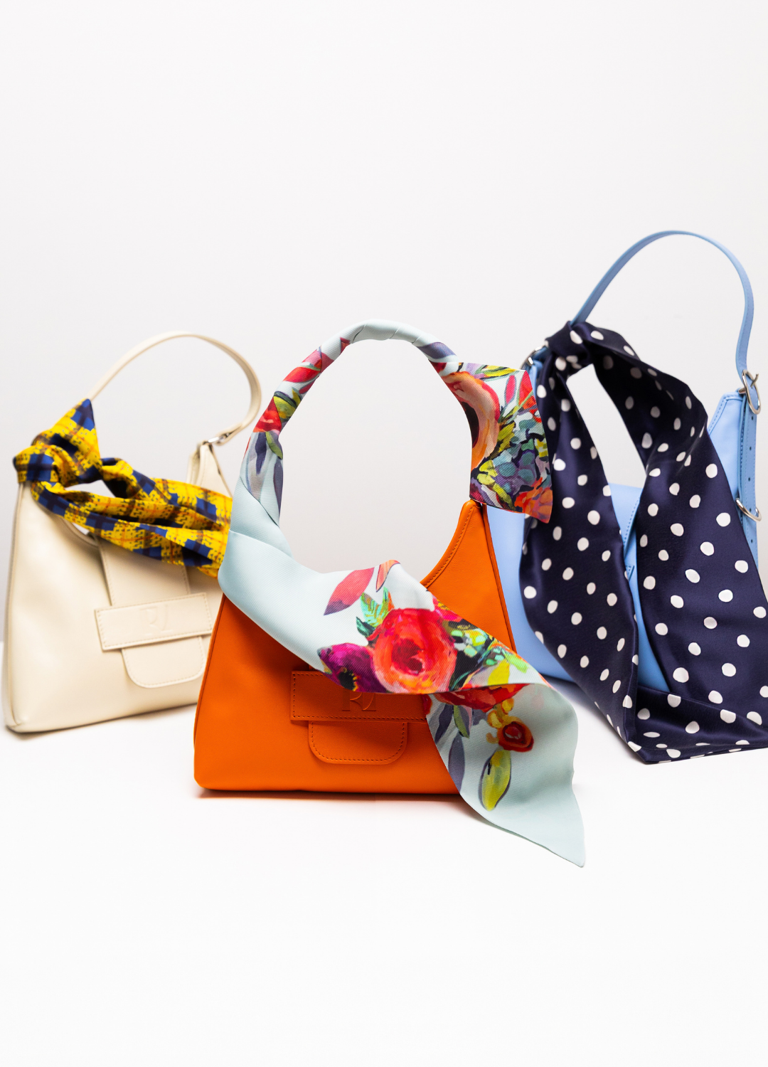 3 PETITS SACS SOUPLE AVEC FOULARD NOUES AUTOUR DES ANSES